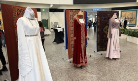 Einwöchige Ausstellung armenischer traditioneller Kostüme und Teppiche im UN-Büro in Wien